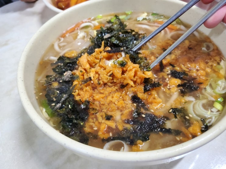  신포시장 맛집! 칼국수 위에 닭강정 튀김을? 튀김칼국수가 맛있는 '맷돌칼국수'