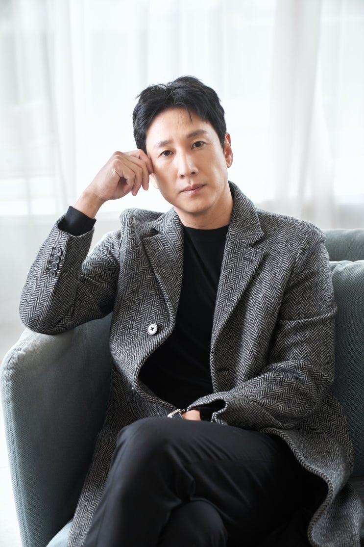 <킹메이커> 이선균, "흥미진진한 선거판 이야기를 <b>스타일리시</b>하... 