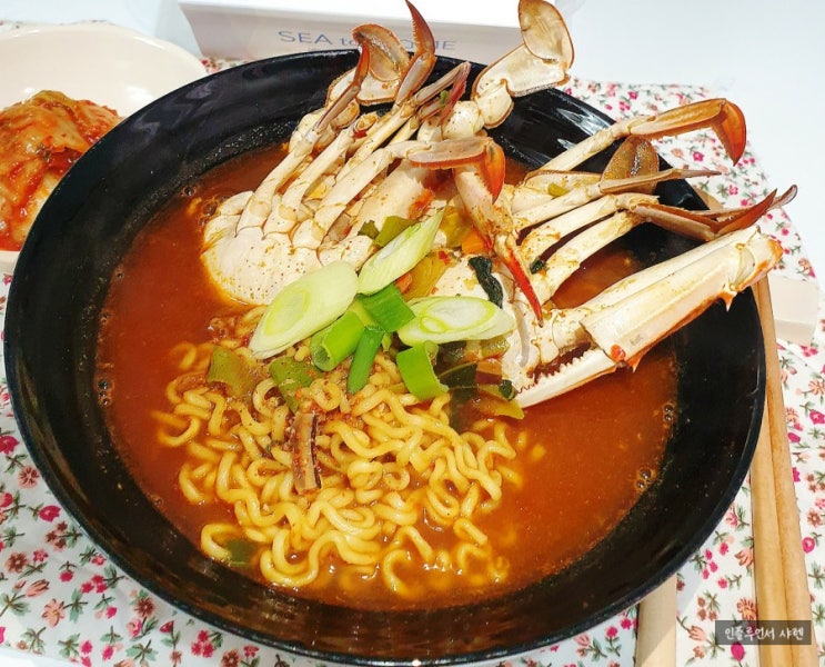  냉동 꽃게 라면 요리 시원칼칼 따끈해요