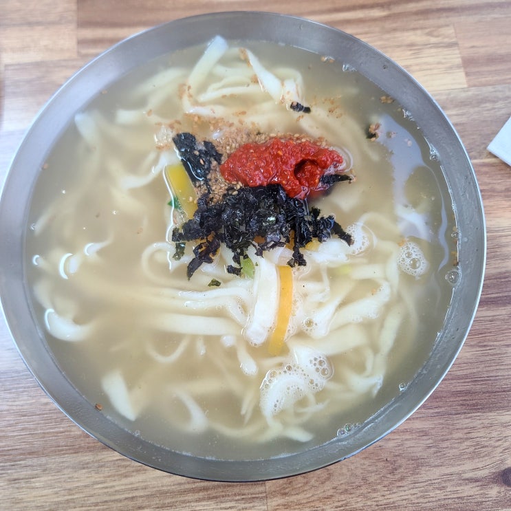  논산 멸치육수베이스의 깔끔한 육수 은진손칼국수