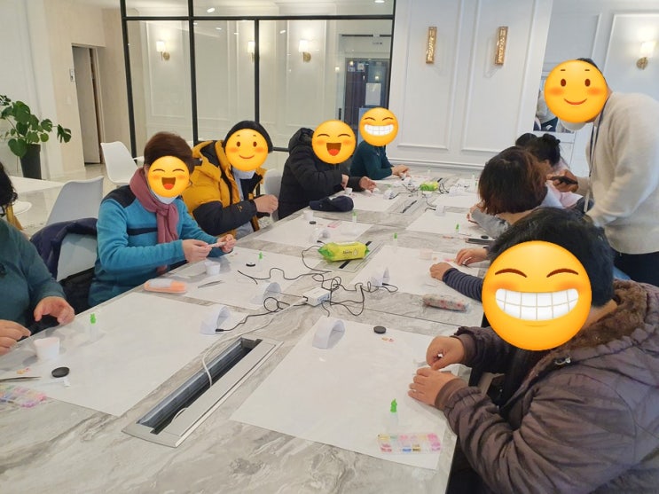  충주 어울림센터와 함께하는 ‘레진 그립톡 만들기 체험’
