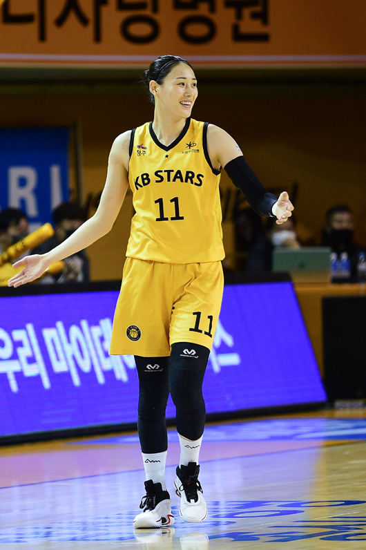 <b>KB스타즈</b> <b>강이슬</b> 최연소 3점슛 600개, 임근배 감독 100승 도전