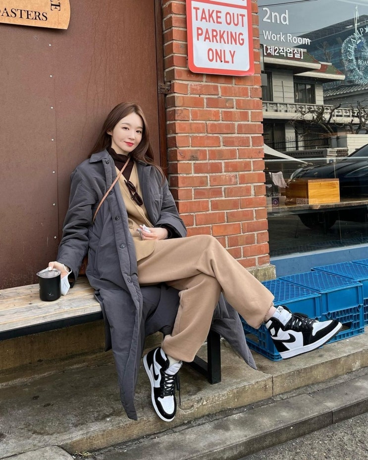 다비치 강민경, "이상과 현실" 잔뜩 멋 부렸으나 바람에 폭망...역시 미모 뽐내 다비치 강민경, "이상과 현실" 잔뜩 멋 부렸으나 바람에 폭망...역시 미모 뽐내
