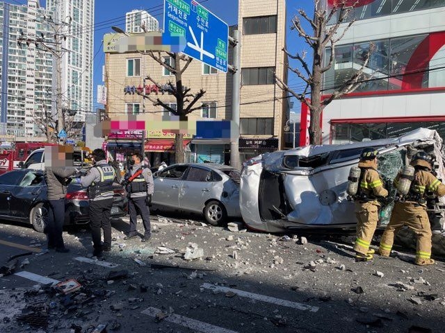 부산 홈플러스 5층 <b>주차</b>장서 갑자기 벽 뚫고 <b>택시 추락</b>...1명... 