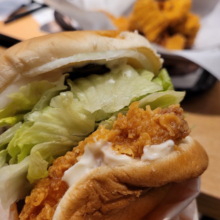  맘스터치 군자역점 롱다리 치킨세트 와 싸이버거 세트