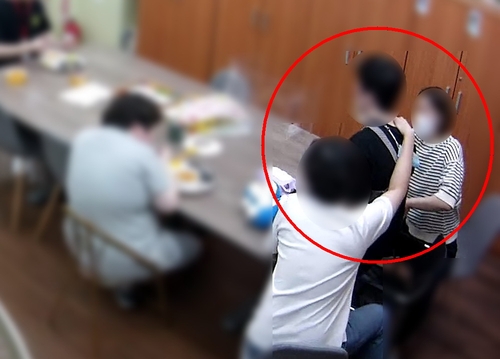 '인천 장애인 질식사' 관련 복지사 업무복귀…유족 반발 '인천 장애인 질식사' 관련 복지사 업무복귀…유족 반발