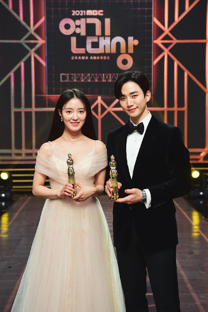 '옷소매 붉은 끝동' <MBC 연기대상> 이준호와 이세영의 최우수상과 베스트 커플상에 이어 총 8관왕에 오름~