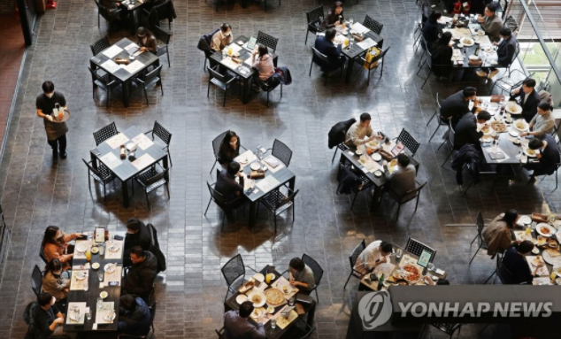빠르면 내주부터 2간 사적모임 10명+밤 12시 까지 영업 재개