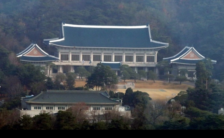  [이완배 협동의 경제학] 청와대 개방 경제효과가 3조 원이라고? 단체로 미쳤나?