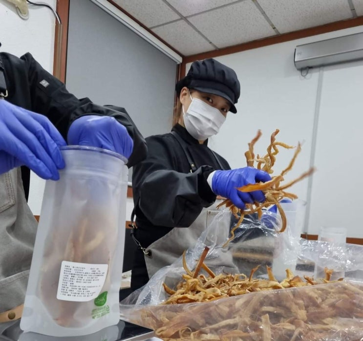  삐삐스건어물 오전 소분 작업 과정