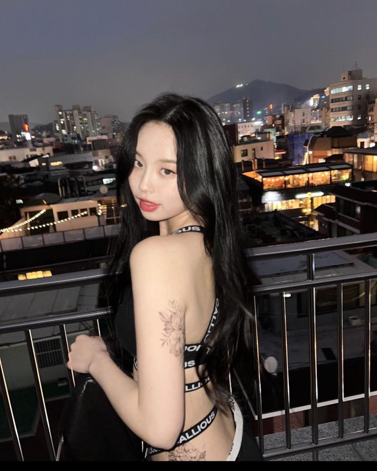 '뮤지컬 배우 최정원 딸' 가수 유하, 밴딩으로 만들어진 독특한 의상 입고 파격적인 모습 '뮤지컬 배우 최정원 딸' 가수 유하, 밴딩으로 만들어진 독특한 의상 입고 파격적인 모습