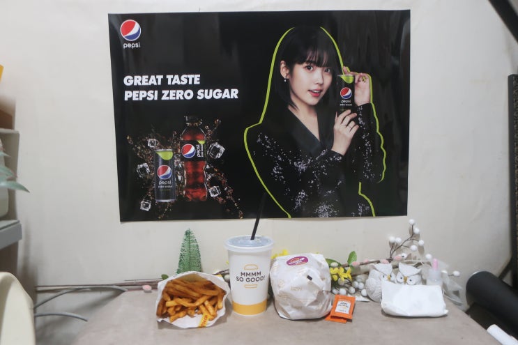 맘스터치 아이유세트 먹고 <b>아이유 포스터</b>도 받아왔어요 (feat.... 