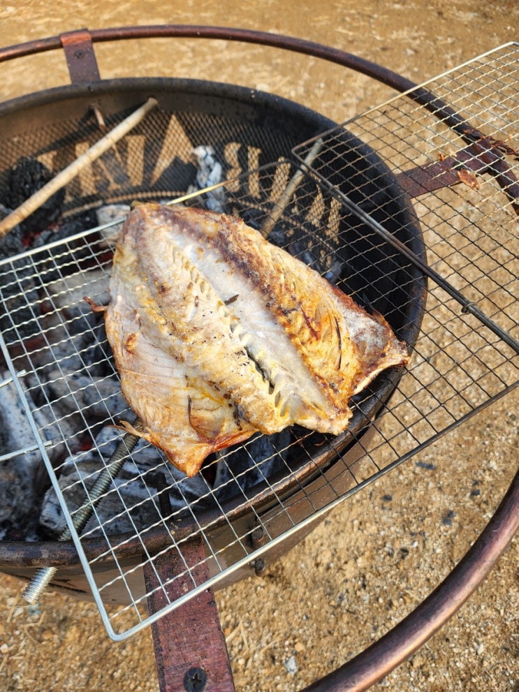  저녁 밥 반찬은 숯불 자반 고등어구이