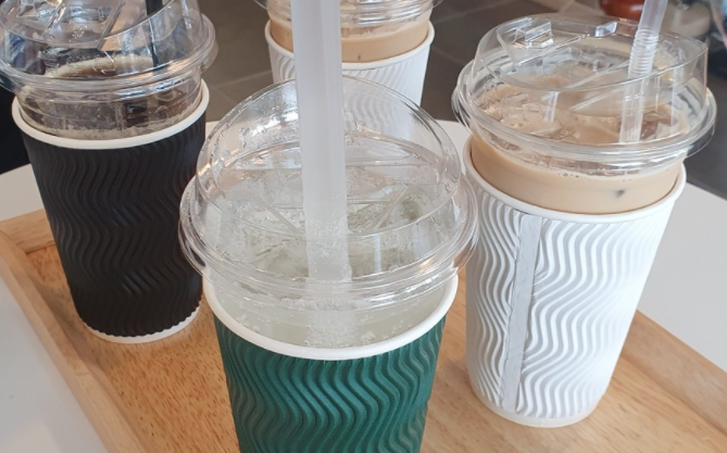 일회용 플라스틱 컵, 카페에서 사용 금지? 규제는 있지만 벌금은 없다