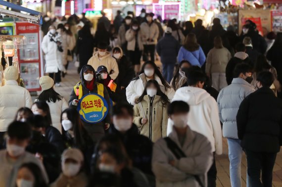 4월18일부터 실외 마스크 벗는다? 정부 "확진자 뚜렷 감소시 검토"