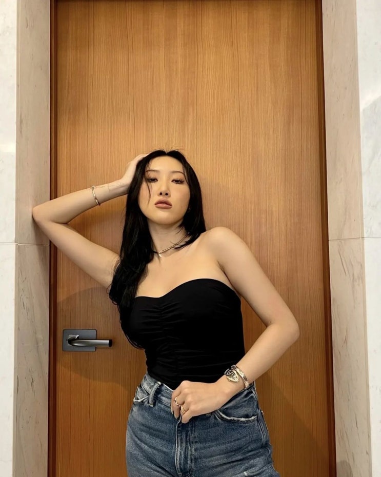 마마무 화사, 튜브탑 입고 볼륨감 넘치는 몸매를 인증, 시크하면서도 섹시한 매력의 장점 마마무 화사, 튜브탑 입고 볼륨감 넘치는 몸매를 인증, 시크하면서도 섹시한 매력의 장점
