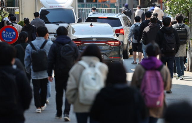 "100명 이겨야 합격"은 옛말…9급 공무원 경쟁률 30년만에 '최저' "100명 이겨야 합격"은 옛말…9급 공무원 경쟁률 30년만에 '최저'