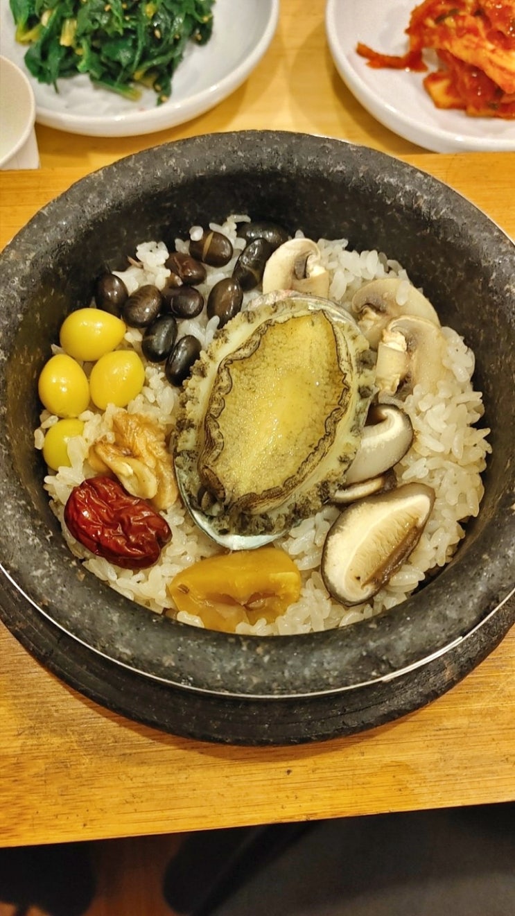  수원시청역 맛집 만수전복에서 전복돌솥밥 먹었습니다.