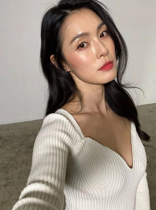 애프터스쿨 출신 가수 가희, 가슴과 복근이 드러난 짧은 브라톱 입고 아파트 단지에서 애프터스쿨 출신 가수 가희, 가슴과 복근이 드러난 짧은 브라톱 입고 아파트 단지에서