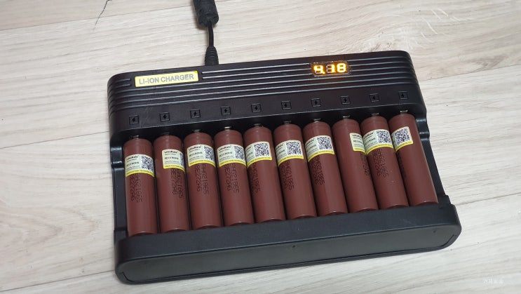저렴한 10포트 충전기를 개조한 파써용 18650 배터리홀더