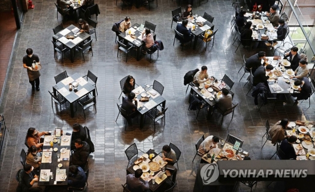 내일부터 사적모임 10명·영업시간 밤 12시까지…거리두기 완화 내일부터 사적모임 10명·영업시간 밤 12시까지…거리두기 완화