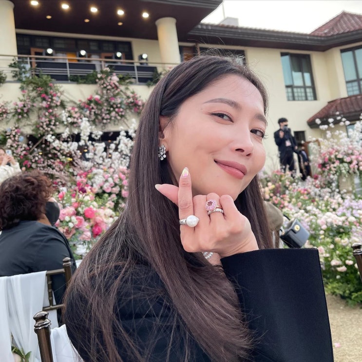 오윤아, 뒤늦게 공개된 손예진현빈 결혼식 현장...이민정 · 엄지원과 찍은 사진 공개 오윤아, 뒤늦게 공개된 손예진현빈 결혼식 현장...이민정 · 엄지원과 찍은 사진 공개