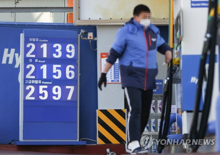 '서민 연료' 경유 가격, 휘발윳값 육박…유가보조금 손본다