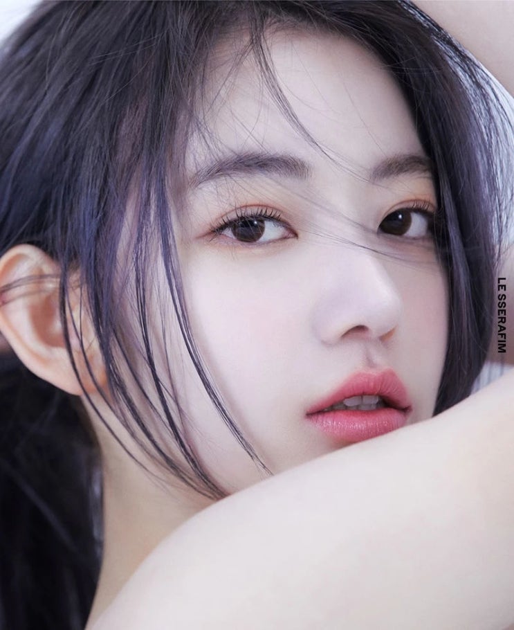 '하이브 최초 걸그룹' 르세라핌 멤버 미야와키 사쿠라, 첫 프로필 공개...도도하고 우아한 분위기 '하이브 최초 걸그룹' 르세라핌 멤버 미야와키 사쿠라, 첫 프로필 공개...도도하고 우아한 분위기