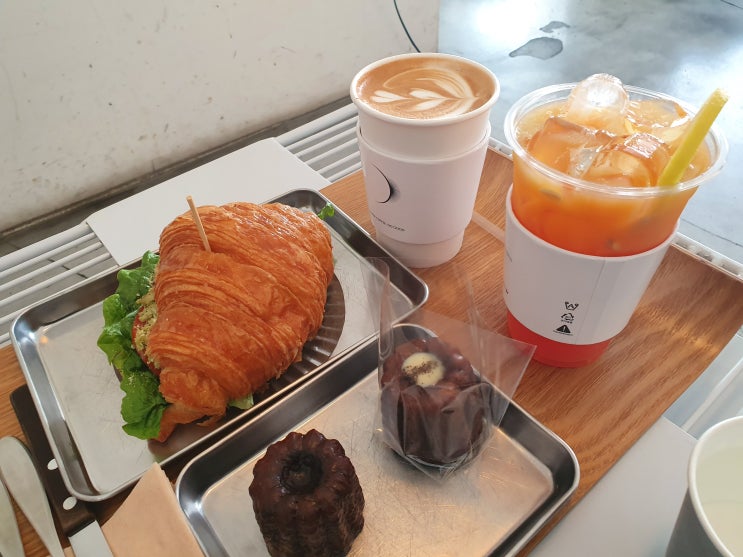  까눌레가 정말 맛있는 성수동 베이커리 카페 l GLOW(글로우)