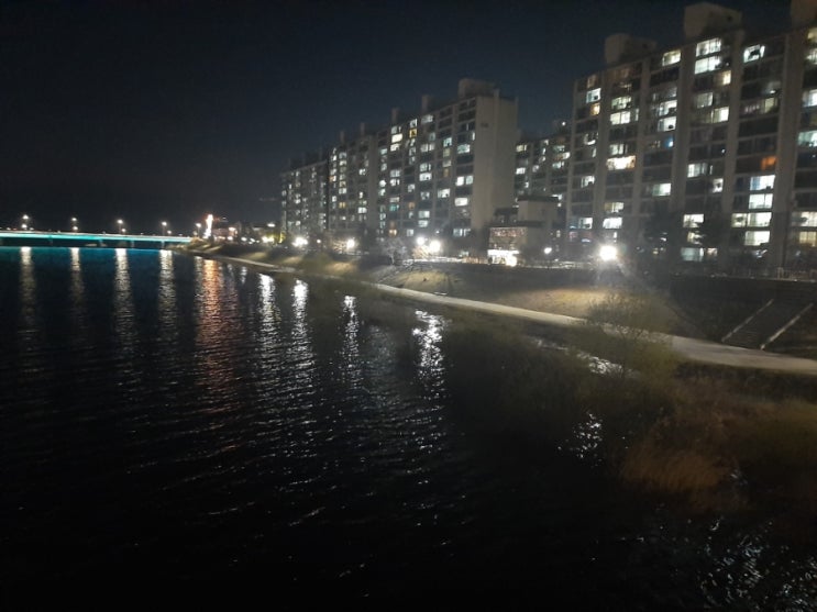  춘천 소양2교를 지나 소양1교로 산책하고 왔어요