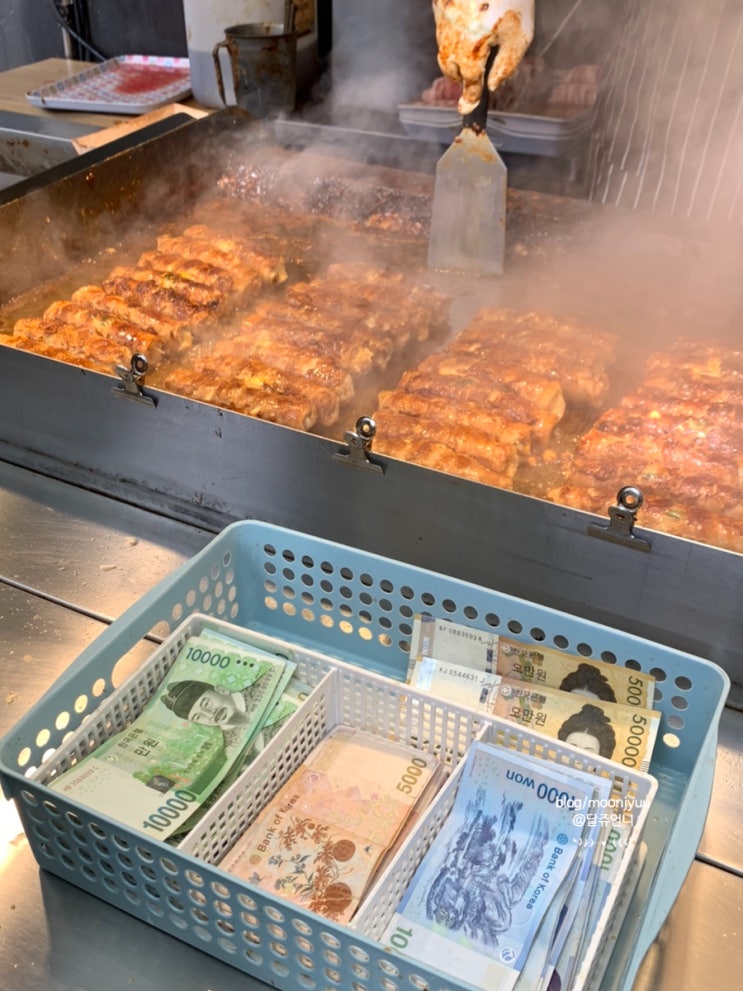  강릉 중앙시장 맛집 먹거리 모음 (월화김치말이삼겹살/놀랄호떡/수제어묵고로케/배니닭강정)