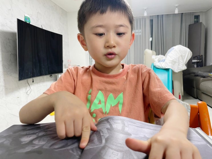  심리 세계와 성장을 다룬 잠자리 그림책 <내일을 기다려>