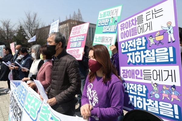 국회 간 휠체어‧유아차 “장애인 갈라치기 정치 그만”