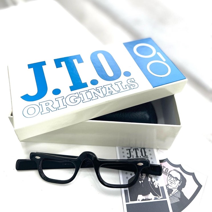지드래곤이 봄여름가을겨울 뮤비에서 착용한 힙한 안경 줄리어스 옵티컬 (J.T.O) / HALF EYE(하프아이) 지드래곤이 봄여름가을겨울 뮤비에서 착용한 힙한 안경 줄리어스 옵티컬 (J.T.O) / HALF EYE(하프아이)