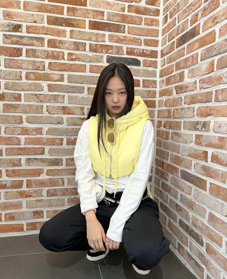  제니 레몬색  조끼(MM6),젠틀몬스터 선글라스,샤넬 하트클러치,체인 벨르,스니커트 : Jennie fashion