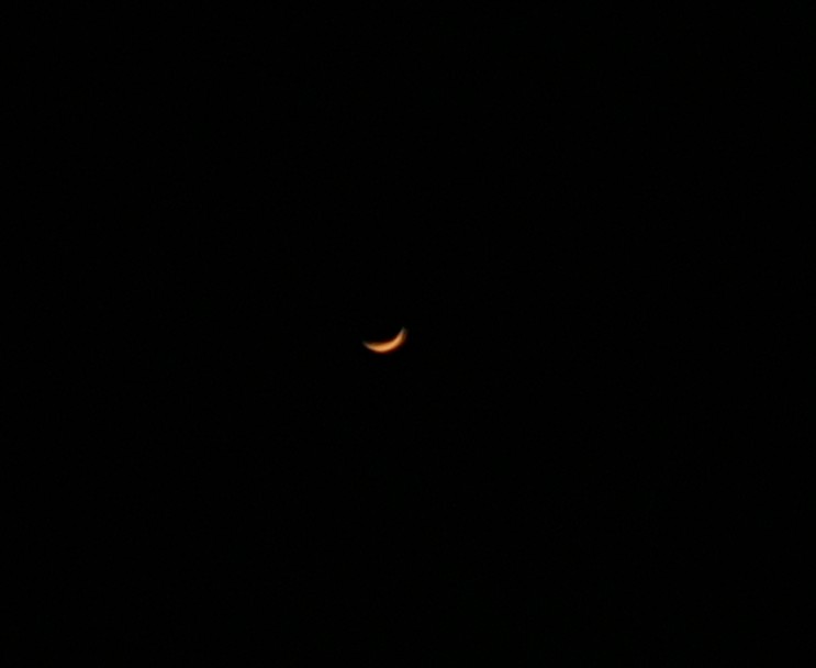달이 얇고 밝게 떴습니다.