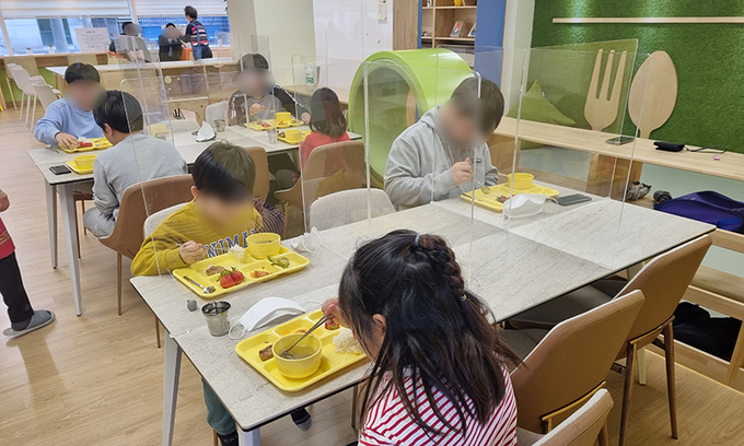 부모들 맞벌이에 커진 '끼니 돌봄 공백'… 어린이 전용 식당이 메꾼다 부모들 맞벌이에 커진 '끼니 돌봄 공백'… 어린이 전용 식당이 메꾼다