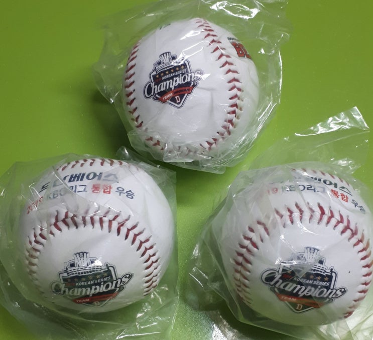 두산 베어스 2019 KBO 한국시리즈 우승구, 통합 우승 기념구 선물 받았습니다.