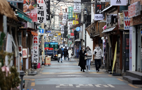 "70세 노모에 카운터 맡겼다"…최저임금 부담에 자영업자 한숨