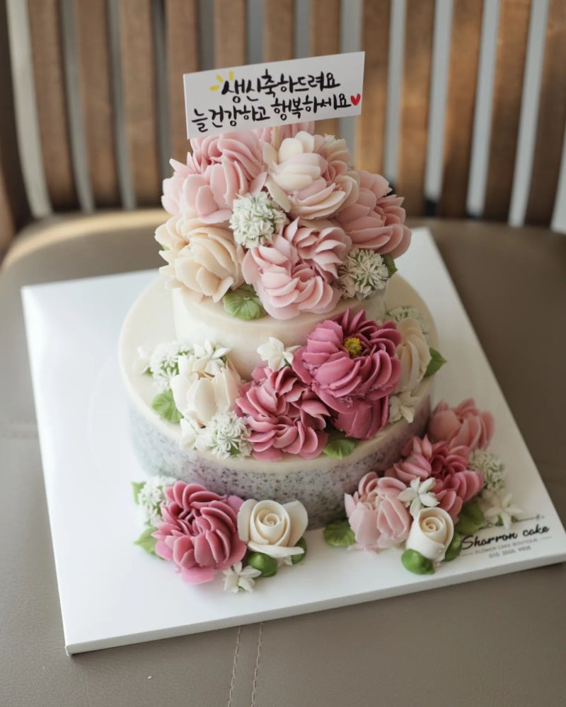 부모님의 건강을 생각해서 만든 떡케이크와 꽃다발을 함께 선물할 수 있는 환갑케이크
