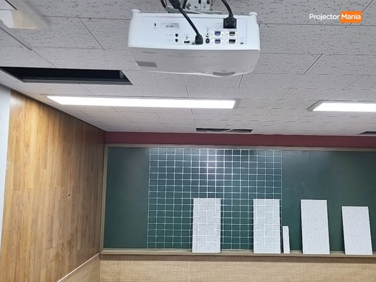  학원 인테리어 하면서 설치한 빔프로젝터 불 켜고 수업이 가능!