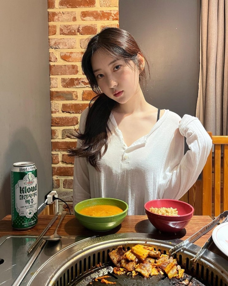 '인스타그램 셀럽' 신재은, 삼겹살 집에서 고기 먹다 말고 찰칵...파격적인 사진 올렸다 '인스타그램 셀럽' 신재은, 삼겹살 집에서 고기 먹다 말고 찰칵...파격적인 사진 올렸다