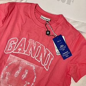 가니(Ganni), 스마일 티셔츠 핑크 :: 여름에 입기 좋은 핫핑크 반팔 티셔츠 추천 (내돈내산)