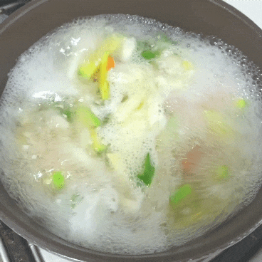  아직 바람이 차요! 봄철 보양식 바지락칼국수 어때요?