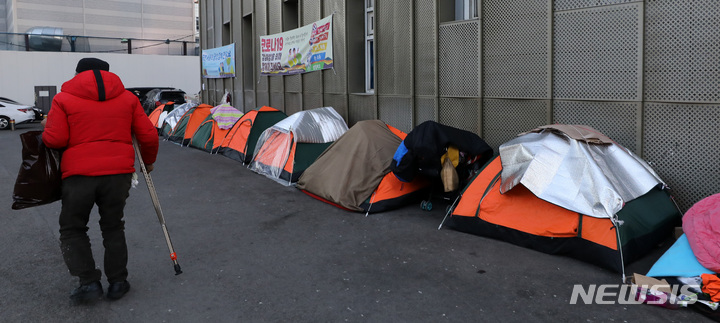 집없는 노숙인 전국에 8900명 있다…3명중 1명은 여성
