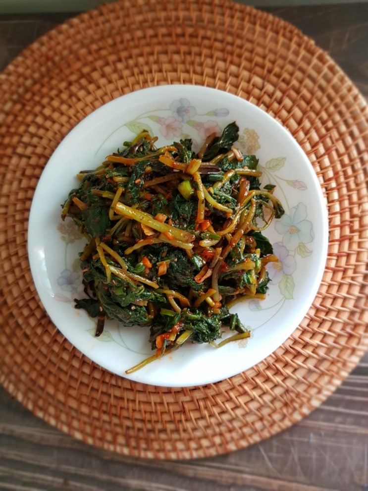  봄철 입맛을 살려줄 머위나물 무침(고추장, 된장)