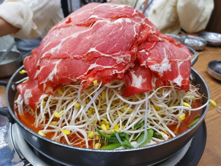  가산 물갈비&백년물갈비 - 얼큰한 국물, 콩나물과 어우려진 매콤달콤한 소고기. 맛있는 한국식 소고기 샤브샤브.