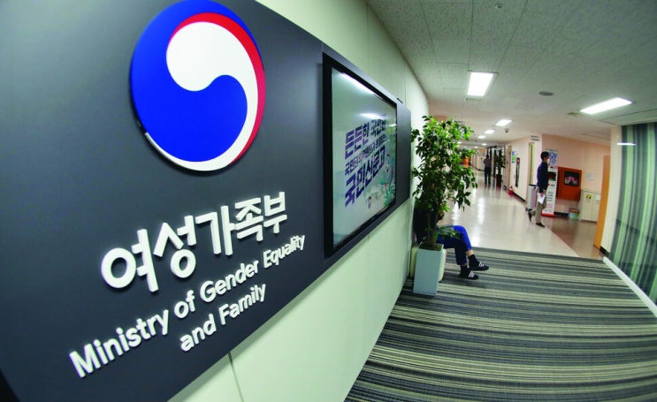 조롱과 배제의 76년…정치적 표적 된 ‘여성’ 기구 조롱과 배제의 76년…정치적 표적 된 ‘여성’ 기구