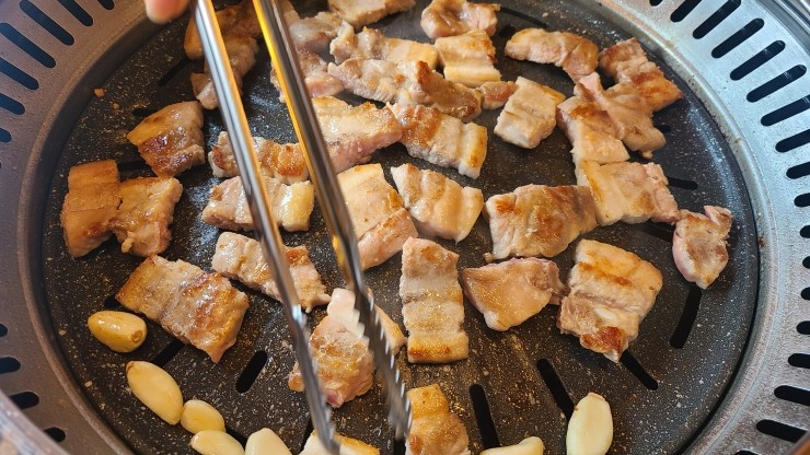  경기도 김포에서 최대규모 전통한옥 숯불구이 맛집인 [가천린포크] 입니다.
