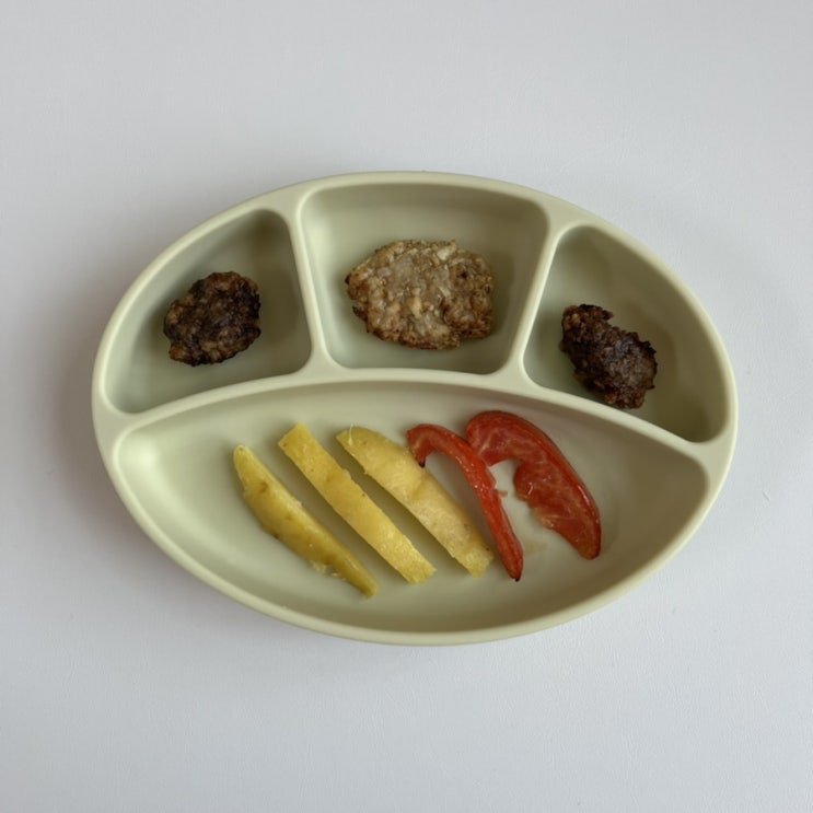  아이주도이유식 45. 7개월 아기(오트밀소고기스틱, 사과오트밀바, 군고구마, 구운토마토, 찐애호박, 찐양파, 데친두부, 슈렉소세지)